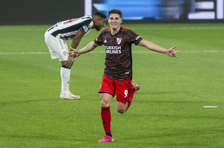 Julián Álvarez sentenció el partido con un derechazo inatajable.