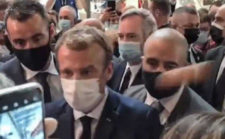 Emmanuel Macron en el momento que fue agredido.
