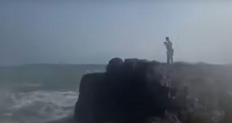 El momento en que dos turistas mueren al arrojarse al mar