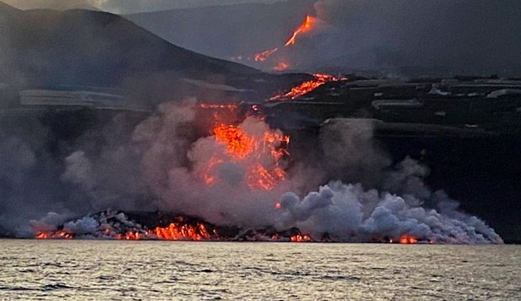 La lava del volcán de La Palma cae al mar (Foto: @EugenioFraile)