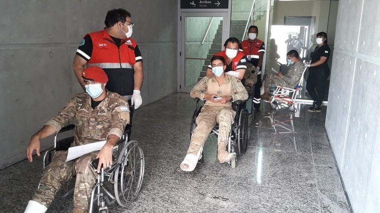 FOTO: Soldados resultaron lesionados al practicar paracaidismo