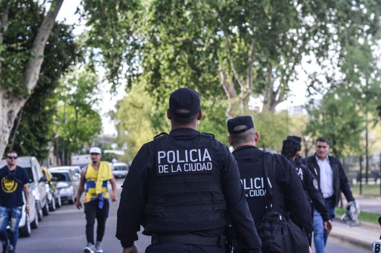 1.200 policías y más de 300 empleados de seguridad privada.