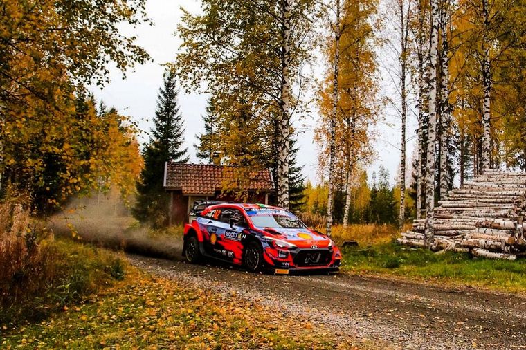 Craig Breen sigue creciendo en forma y hoy superó a Tänak en Finlandia
