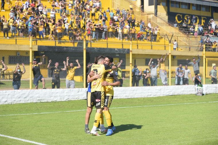 La cancha de Deportivo Flandria con hinchas en las tribunas. (Prensa Flandria)