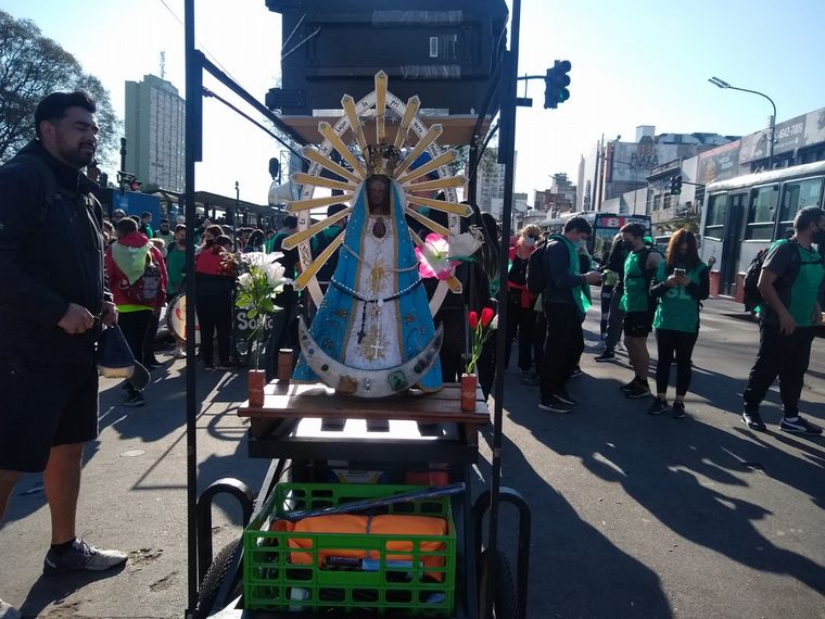 FOTO: Miles de personas participan de la peregrinación de Luján
