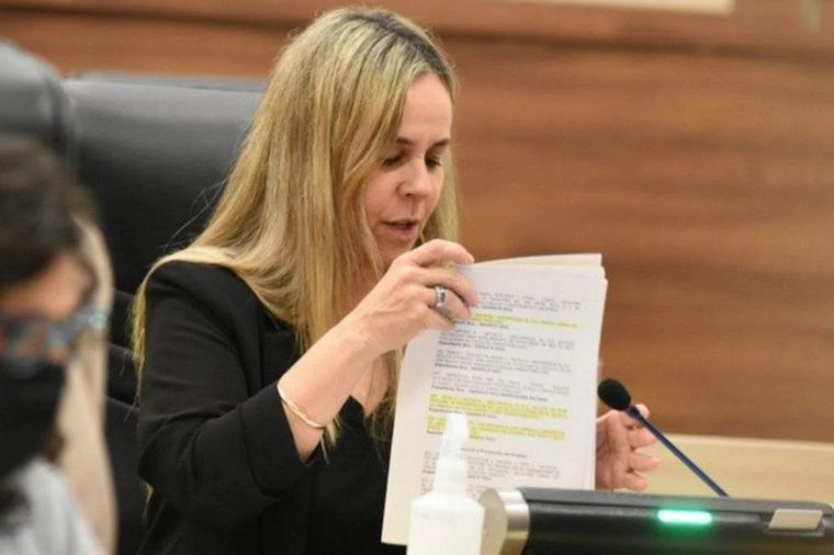 Una concejal recitó las letras de L-Gante para criticarlo