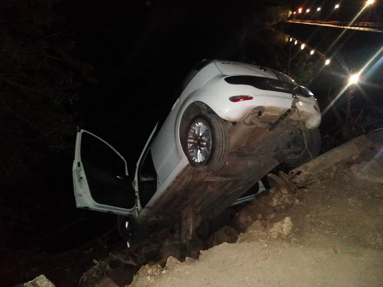Un automóvil cayó a un barranco en Villa Sarmiento.