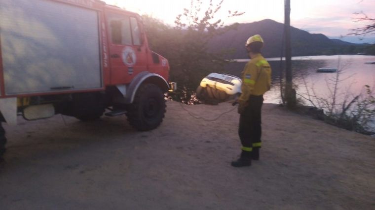 FOTO: Un automóvil cayó a un barranco en Villa Sarmiento.