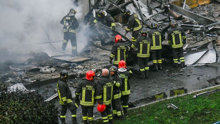 Ocho muertos al estrellarse un avión cerca de Milán