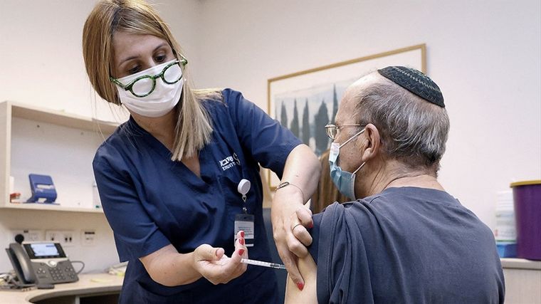 Los opositores al sistema dijeron que es una forma de vacunación forzada.