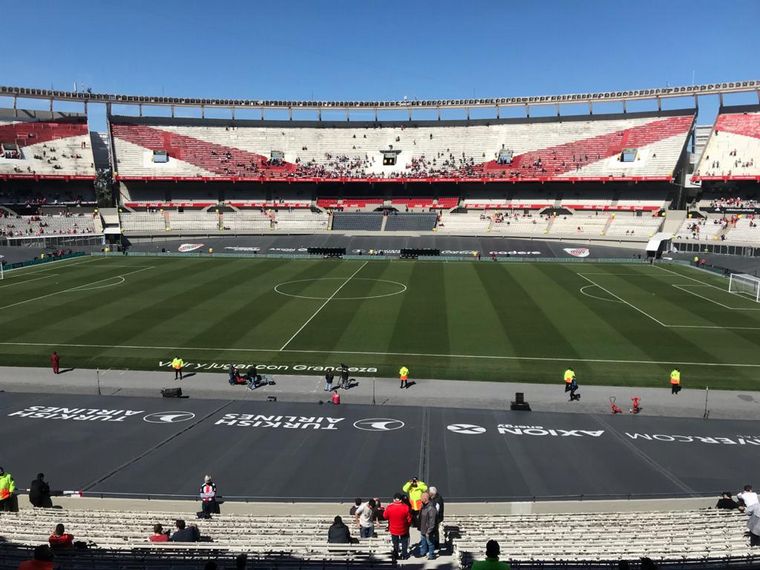 Los primeros hinchas llegaron al Monumental.