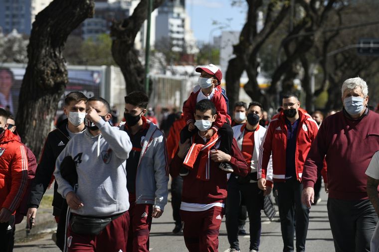 Los primeros hinchas llegaron al Monumental.