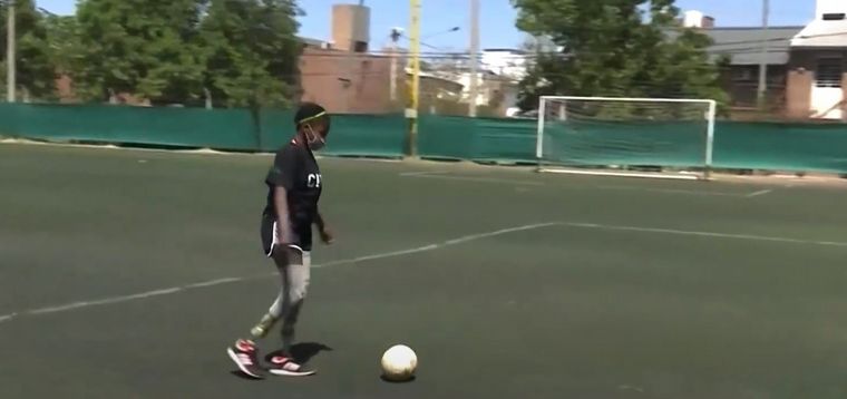 FOTO: Yoyoca jugando al fútbol (Foto: Club barrio Parque)