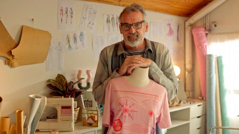 Una remera rosa para que las mujeres se chequeen las mamas.