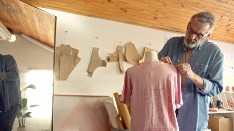 Una remera rosa para que las mujeres se chequeen las mamas.