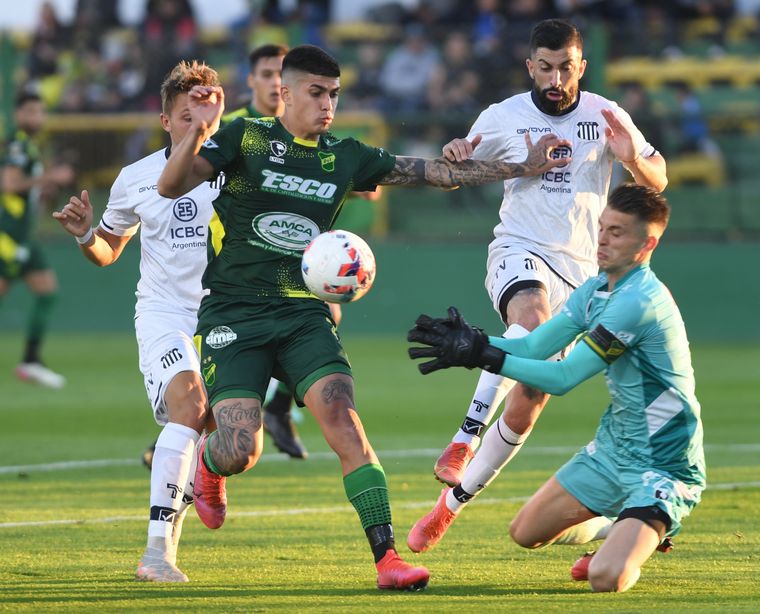 Talleres visitó a Defensa y Justicia en Florencio Varela.