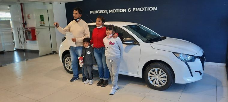 Jorge Barraza ganador del 0km de Avec por el Día del Padre y Mes de la Familia.