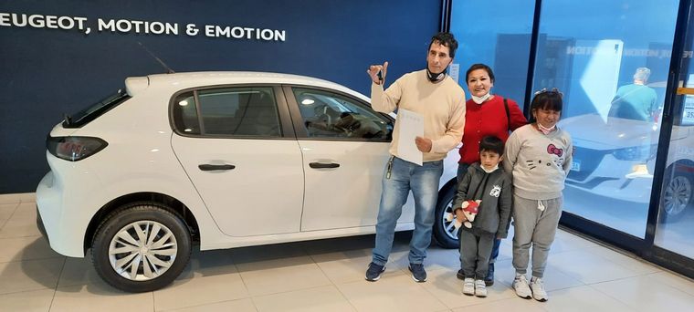 Jorge Barraza ganador del 0km de Avec por el Día del Padre y Mes de la Familia.