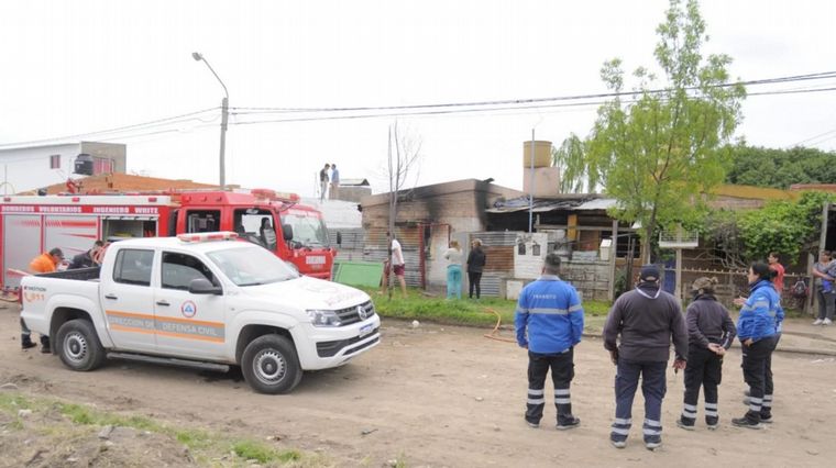 FOTO: Tragedia en Bahía Blanca al incendiarse una vivienda.