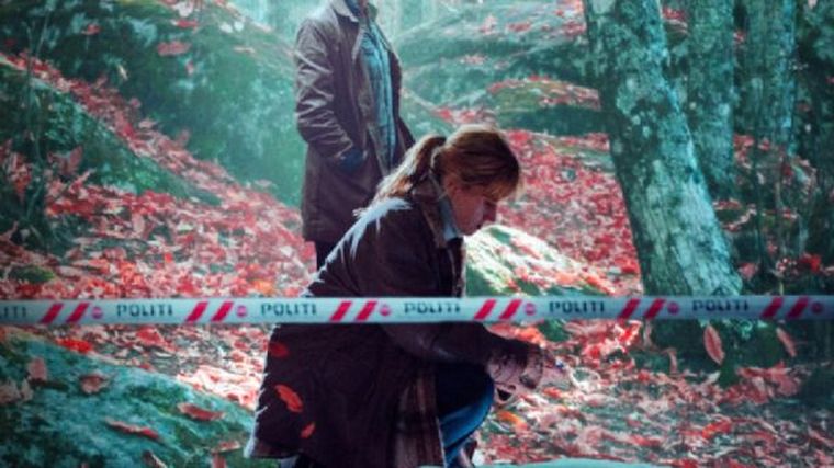 Los dos investigadores ante la primera víctima de un asesino serial.