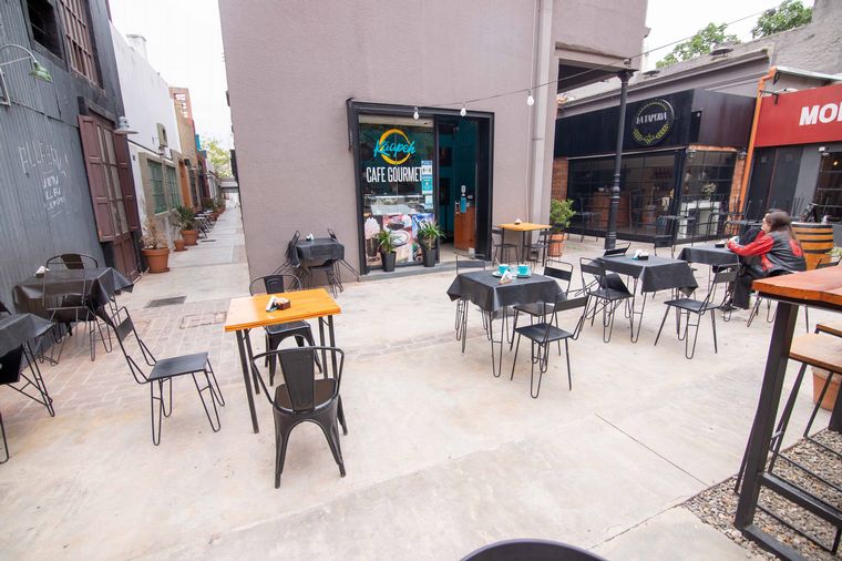 El lugar cuenta con un espacio al aire libre.