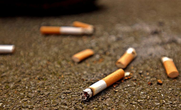FOTO: Ushuaia multa a quien arroje colillas de cigarrillos a la vía pública.