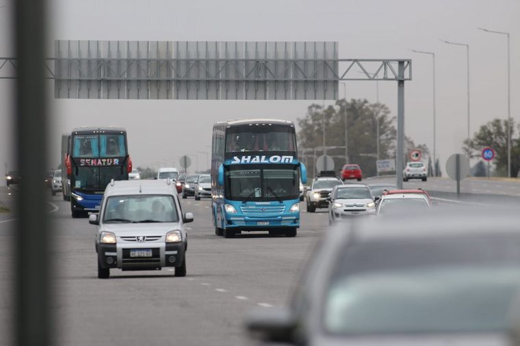 Intenso movimiento turístico en el peaje de la autopista Córdoba-Carlos Paz.