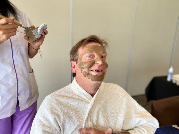 Agus Vivanco y Guille Hemmerling se animaron a la fangoterapia en Miramar de Ansenuza