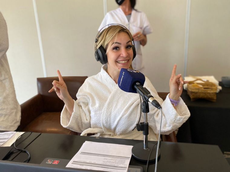 Agus Vivanco y Guille Hemmerling se animaron a la fangoterapia en Miramar de Ansenuza