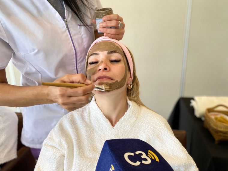 Agus Vivanco y Guille Hemmerling se animaron a la fangoterapia en Miramar de Ansenuza