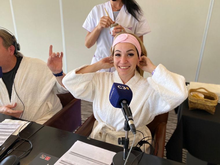 Agus Vivanco y Guille Hemmerling se animaron a la fangoterapia en Miramar de Ansenuza