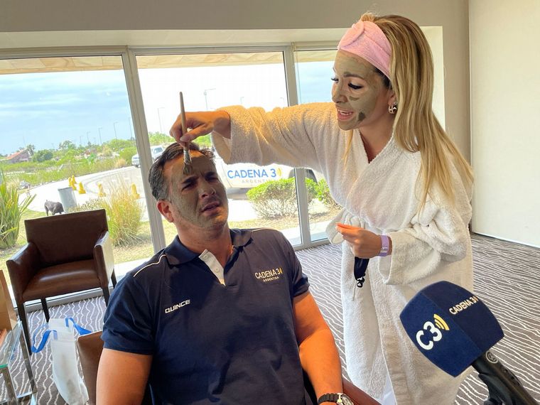 Federico Albarenque también se animó a la fangoterapia.