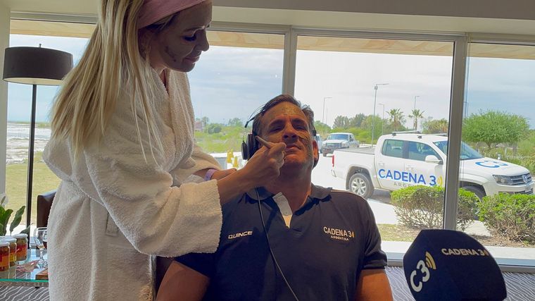 Federico Albarenque también se animó a la fangoterapia.