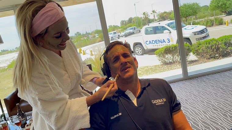 Federico Albarenque también se animó a la fangoterapia.