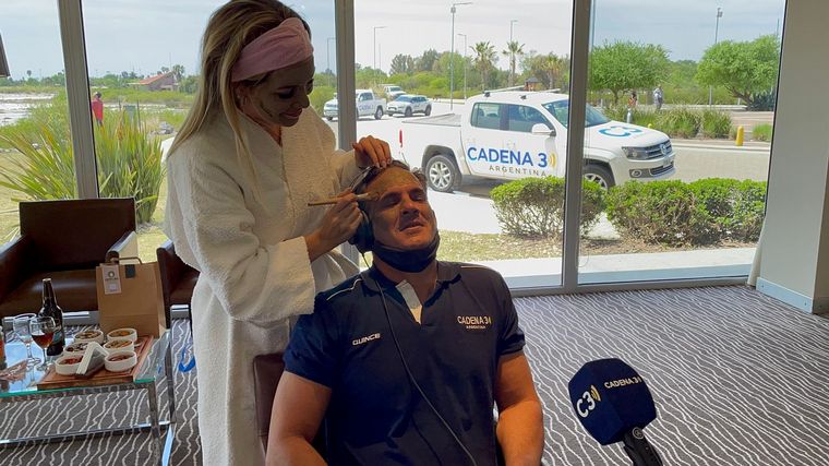 Federico Albarenque también se animó a la fangoterapia.