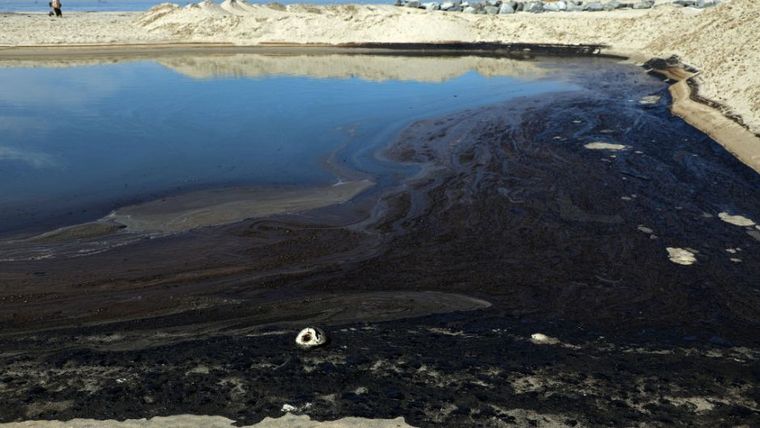 FOTO: Impactantes imágenes de la rotura de un oleoducto en California (Getty Images)
