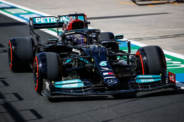 FOTO: Hamilton y Bottas se saludan al final de una gran Qualy para Mercedes en Turquía