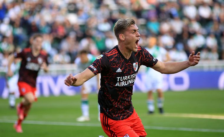 River llegó a los 33 puntos y le sacó 4 a Talleres.