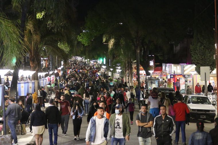 Gran afluencia de turistas a Carlos Paz durante el fin de semana largo.