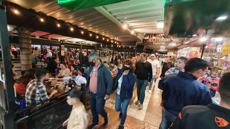 Gran afluencia de turistas a Carlos Paz durante el fin de semana largo.