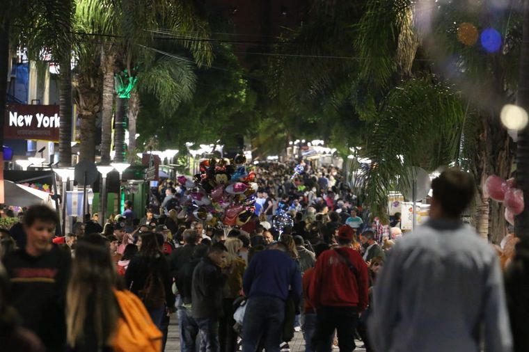 FOTO: Gran afluencia de turistas a Carlos Paz durante el fin de semana largo.