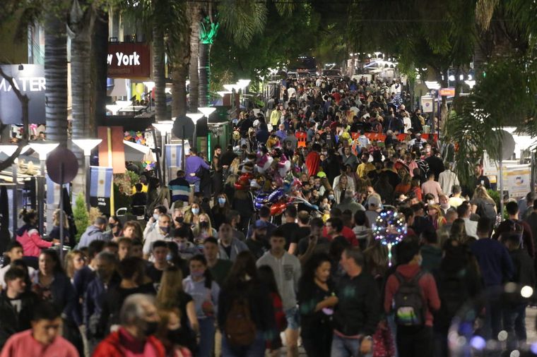 Gran afluencia de turistas a Carlos Paz durante el fin de semana largo.