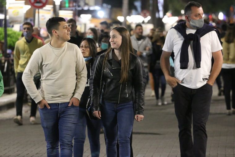 Gran afluencia de turistas a Carlos Paz durante el fin de semana largo.