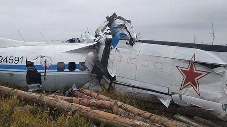 FOTO: Quince muertos al estrellarse un avión en Rusia