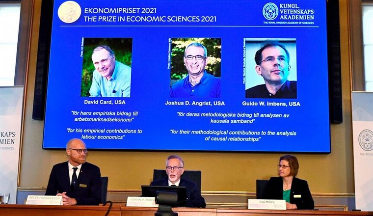 FOTO: David Card, Joshua D Angrist y Guido W. Imbens, Nobel de Economía 2021.