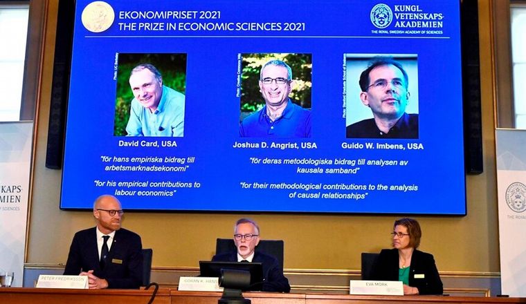 David Card, Joshua D Angrist y Guido W. Imbens, Nobel de Economía 2021.