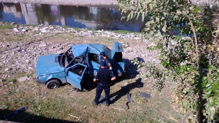 El Fiat Duna cayó al lado del río.