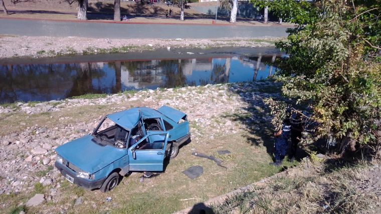 El Fiat Duna cayó al lado del río.