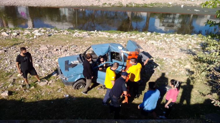 El Fiat Duna cayó al lado del río.