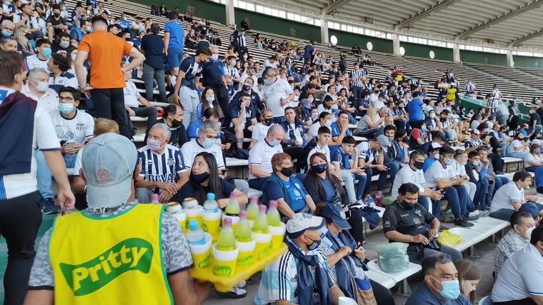 Los hinchas de Talleres, al llegar al Kempes.